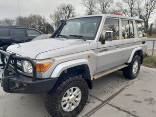 2012 Toyota Land Cruiser 76 70 Series Рестайлинг 1, серебристый, 4600000 рублей, вид 1