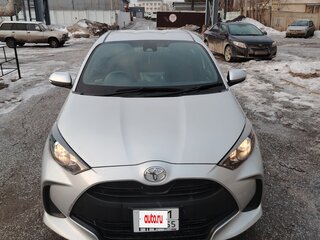 2021 Toyota Yaris IV, серебристый, 1450000 рублей, вид 2