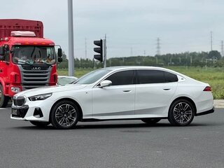 2025 BMW 5 серии Long 530Li xDrive VIII (G60/G61/G68), белый, 6116225 рублей, вид 1
