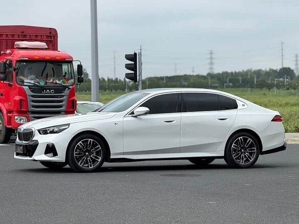 2025 BMW 5 серии 530Li xDrive VIII (G60/G61/G68), белый