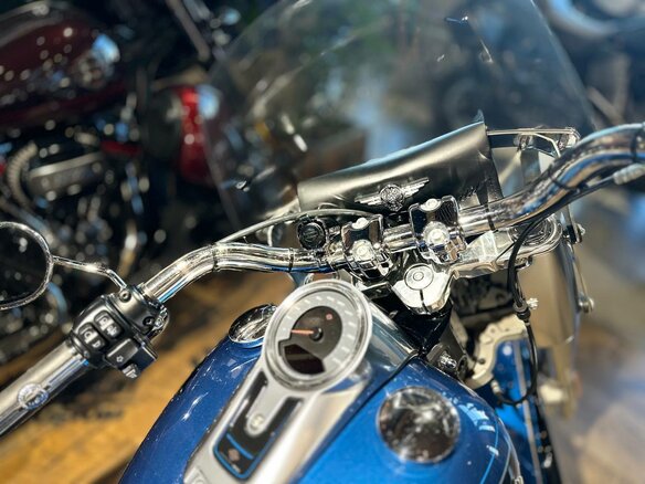 2018 Harley-Davidson Fat Boy, синий, 2400000 рублей - вид 14