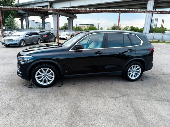 2021 BMW X5 30d IV (G05/G18), чёрный, 6900000 рублей - вид 1
