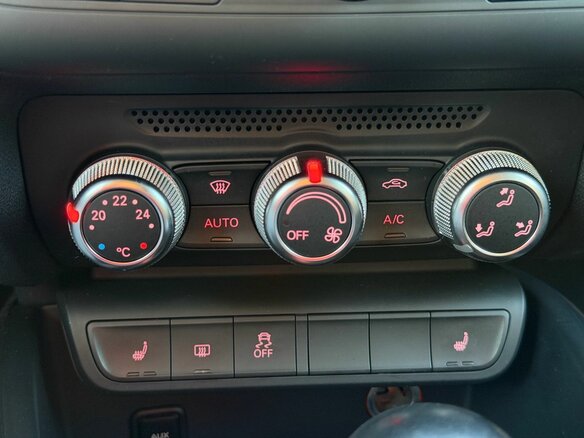 2013 Audi A1 I (8X), красный, 920000 рублей - вид 22
