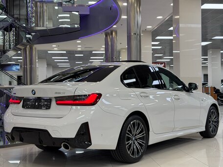 2025 BMW 3 серии 320i xDrive VII (G2x) Рестайлинг 2, белый, 6495000 рублей, вид 4