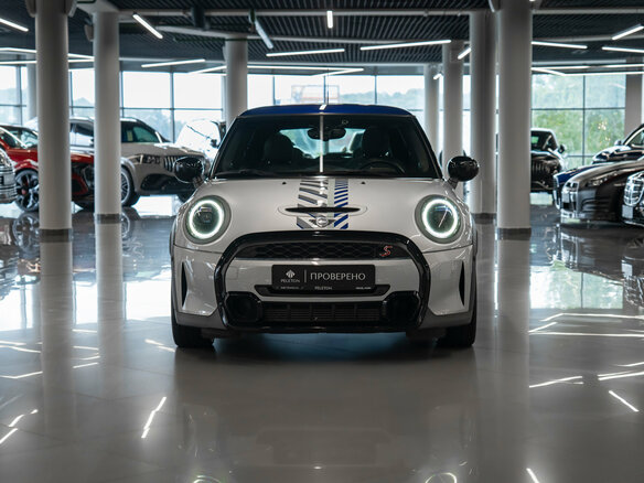 2022 Mini Hatch Cooper S III (F55/F56) Рестайлинг 2, серый, 3760000 рублей - вид 2