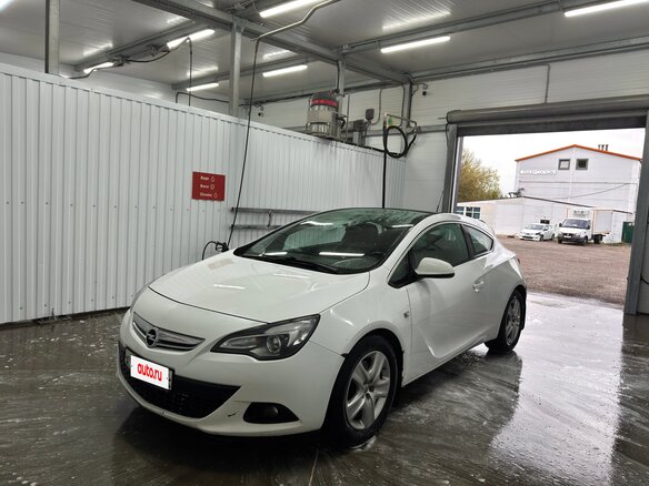 2013 Opel Astra GTC J Рестайлинг, белый, 800000 рублей
