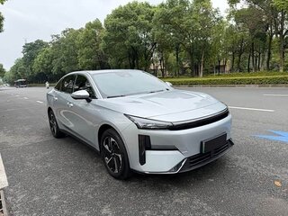 2025 Geely Galaxy L6 EM-i 140 km, серебристый, 2667033 рублей, вид 3