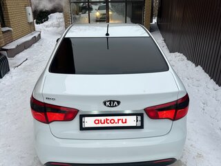 2013 Kia Rio 5-speed III, белый, 920000 рублей, вид 3