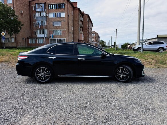 2018 Toyota Camry VIII (XV70), чёрный, 3320000 рублей - вид 2
