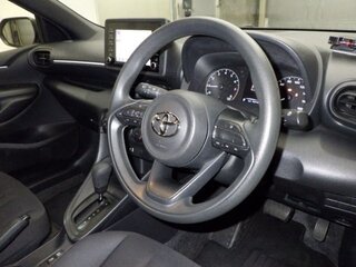 2022 Toyota Yaris IV, белый, 1151000 рублей, вид 3
