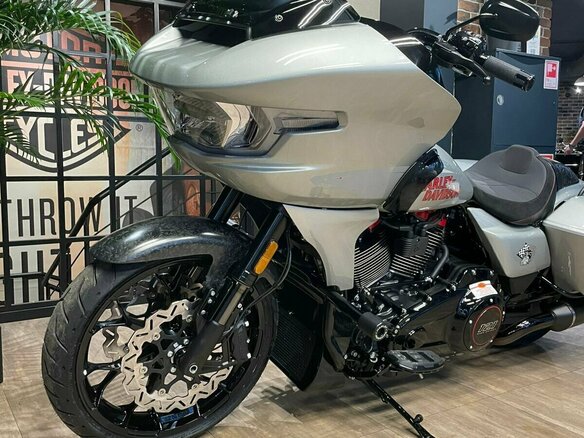 2025 Harley-Davidson CVO Road Glide ST, серебристый, 6250000 рублей - вид 4