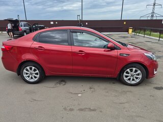 2013 Kia Rio 5-speed III, красный, 800000 рублей, вид 3