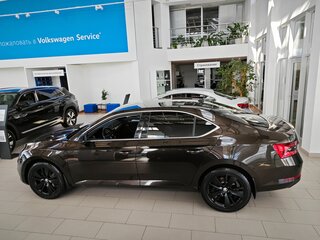 2021 Skoda Superb III Рестайлинг, коричневый, 2500000 рублей, вид 4