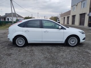2010 Ford Focus II Рестайлинг, белый, 700000 рублей, вид 2