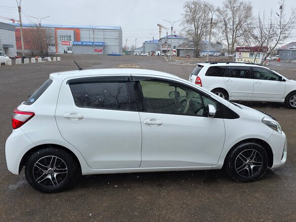 2018 Toyota Vitz III (XP130) Рестайлинг 2, белый, 900000 рублей - вид 8