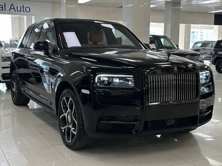 2023 Rolls-Royce Cullinan Black Badge I (Series I), чёрный, 45000000 рублей, вид 2