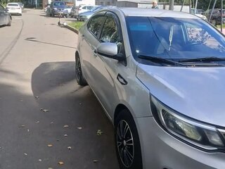 2017 Kia Rio III Рестайлинг, серебристый, 650000 рублей, вид 4