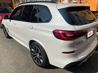 2019 BMW X5 30d IV (G05/G18), белый, 6200000 рублей, вид 4