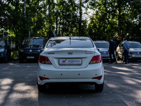 2015 Hyundai Solaris I Рестайлинг, белый, 800000 рублей, вид 4
