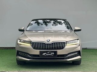 2021 Skoda Superb III Рестайлинг, серебристый, 1910000 рублей, вид 2