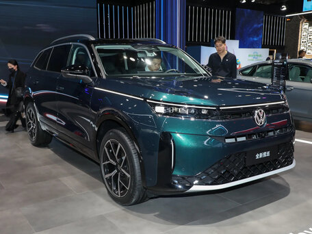 2026 Volkswagen Tavendor I Рестайлинг, зелёный, 5090000 рублей, вид 4