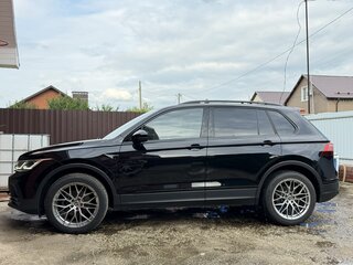 2021 Volkswagen Tiguan II Рестайлинг, чёрный, 3700000 рублей, вид 4