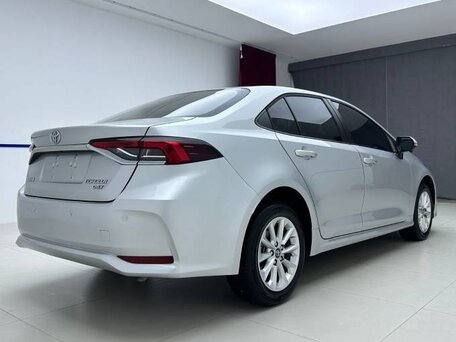 2023 Toyota Corolla Sporty XII (E210) Рестайлинг, серебристый, 1700600 рублей, вид 2