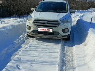 2017 Ford Kuga II Рестайлинг, белый, 1800000 рублей, вид 3