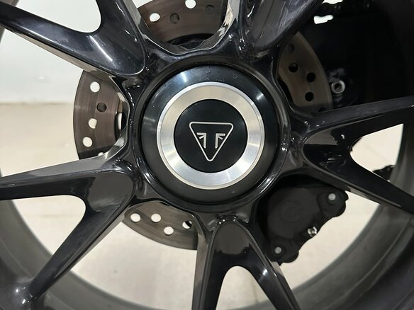 2021 Triumph Speed Triple, серый, 1250000 рублей - вид 5