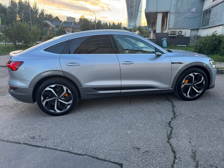 2021 Audi e-tron Sportback 55 I, серебристый, 6300000 рублей, вид 3