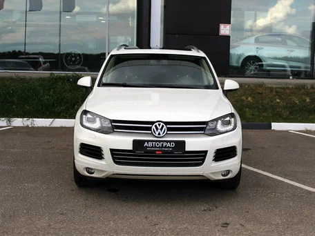 2011 Volkswagen Touareg II, белый, 1590000 рублей, вид 2