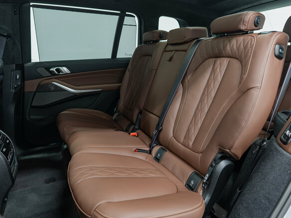 2026 BMW X7 40i I (G07) Рестайлинг, серый - вид 25
