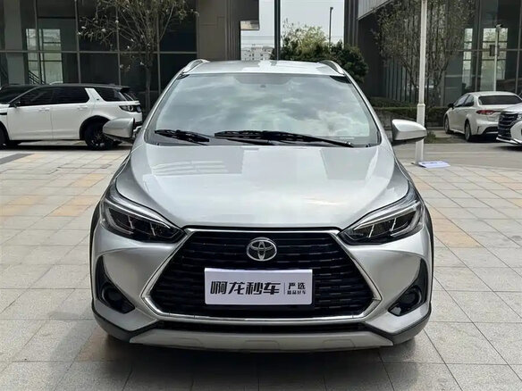 2021 Toyota Yaris L X XP150 Рестайлинг, серебристый, 1130017 рублей - вид 1