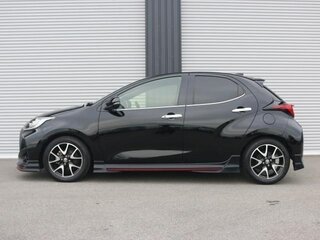 2022 Toyota Yaris IV, чёрный, 1100001 рублей, вид 4