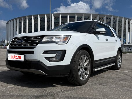 2017 Ford Explorer V Рестайлинг, белый, 2490000 рублей, вид 1