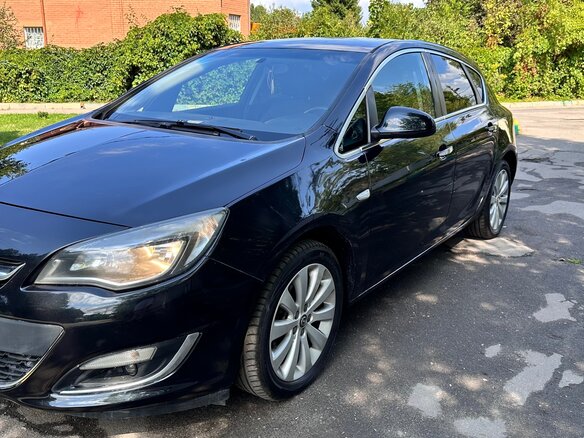 2013 Opel Astra J Рестайлинг, чёрный, 690000 рублей - вид 1