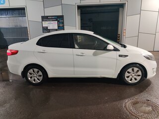 2013 Kia Rio 4-speed III, белый, 1110000 рублей, вид 5