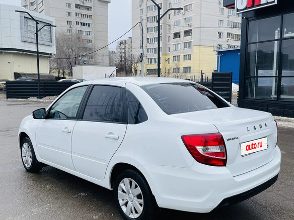 2023 Lada (ВАЗ) Granta I Рестайлинг, белый, 700000 рублей - вид 4