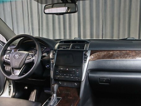 2017 Toyota Camry VII (XV50) Рестайлинг 2, белый, 1899000 рублей, вид 5