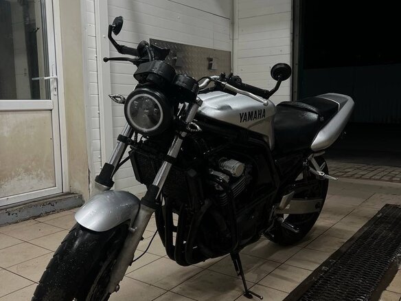 1997 Yamaha FZ400, серебристый, 220000 рублей