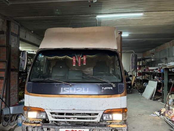 1999 Isuzu Elf (N-series), бежевый, 800000 рублей