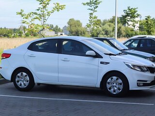 2016 Kia Rio III Рестайлинг, белый, 900000 рублей, вид 5