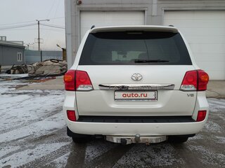 2015 Toyota Land Cruiser 200 Series Рестайлинг 1, белый, 8000000 рублей, вид 3