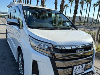 2019 Toyota Noah III (R80) Рестайлинг, белый, 2400000 рублей, вид 3