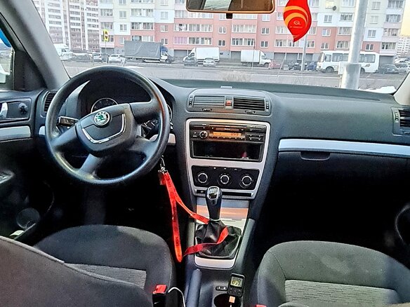 2010 Skoda Octavia II (A5) Рестайлинг, белый, 700000 рублей - вид 4