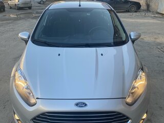 2015 Ford Fiesta Mk6 Рестайлинг, серебристый, 850000 рублей, вид 2