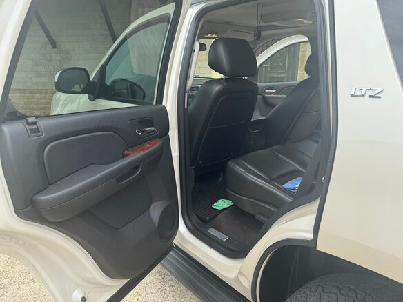 2012 Chevrolet Tahoe 6AT III, белый, 2680000 рублей - вид 17