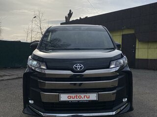 2022 Toyota Noah IV (R90), чёрный, 3580000 рублей, вид 2