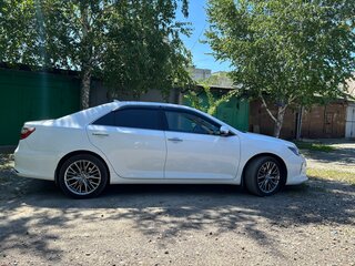 2017 Toyota Camry VII (XV50) Рестайлинг 2, белый, 2900000 рублей, вид 3