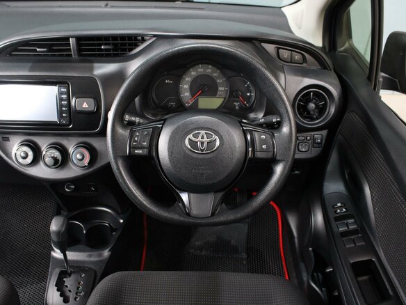 2017 Toyota Vitz III (XP130) Рестайлинг 2, чёрный, 950000 рублей - вид 10